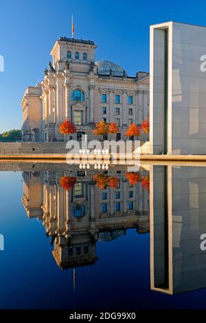 Reichstag und Paul-Löbe-Haus spiegeln sich im Herbst bei Sonnenaufgang in der Spree, Berlin, Deutschland, Europa, öffentlicher Grund Stockfoto