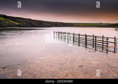 Abendlicht über dem Gannel River bei Flut in Newquay in Cornwall. Stockfoto