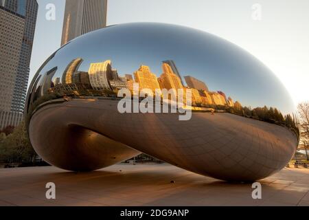 Chicago, Illinois, USA - Millennium Park und Skyline spiegeln sich auf Cloud Gate, der berühmten Skulptur. Stockfoto