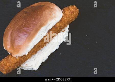 Gebratener Mozzarella-Käse und gebratener Hot-Dog mit weichem Weißbrot und knusprigen pommes mit Saucen. Südliche Land Fried Chicken Sandwich mit Mayo Stockfoto