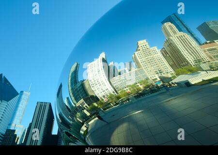 Chicago, Illinois, USA - die Skyline der Michigan Avenue spiegelt sich am Cloud Gate wider. Stockfoto