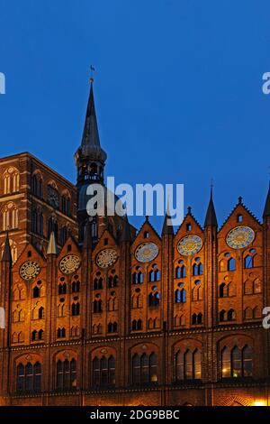 Fassade des Rathauses Stralsund und der Nikolaikirche am Abend, Altstadt, alter Markt, UNESCO Weltkulturerbe, Mecklenburg Vorpommern, Deutschland, Euro Stockfoto