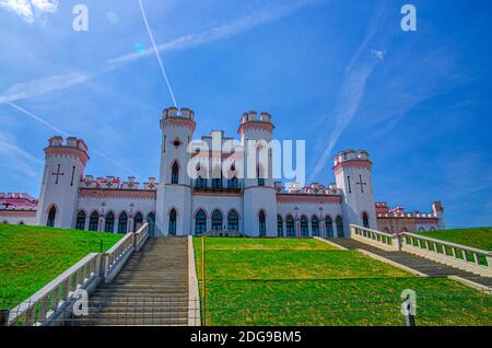 Puslowski Palast Schloss Gebäude in Kosava Kossovo mit Treppe und grünen Rasen in sonnigen Sommertag, blauer Himmel Hintergrund, Brest Region, Weißrussland Stockfoto