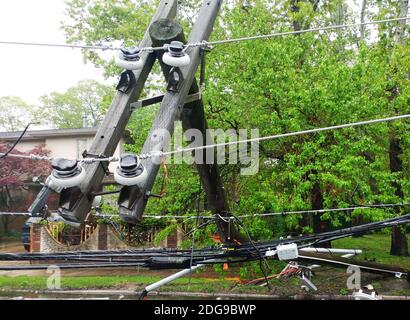 Sturm beschädigte elektrische Pole Stromleitungen über eine Straße nach Hurricanepoles fallen Neigung. Stockfoto