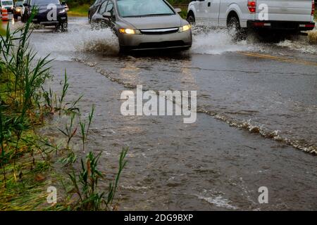 Auto, das während des Monsuns durch Hochwasser auf der Straße fährt Saison Stockfoto