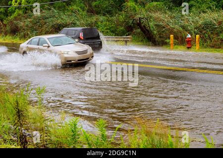 Splash mit dem Auto, wie es durch das Hochwasser nach starken Regenfällen von Harvey hurricane Storm geht Stockfoto