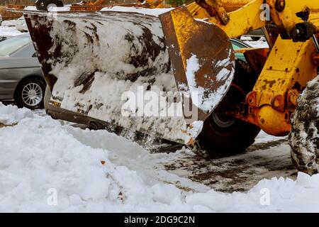 Traktor Schneepflug räumt Straßen von Schnee nach Schneesturm. Stockfoto