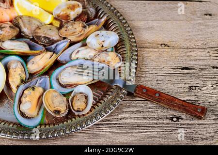 Muscheln gekocht und bereit zu essen Muscheln und Garnelen Zitrone In Sauce Stockfoto