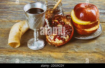 Honig, Apfel und Granatapfel für traditionelle Feiertagssymbole rosh hashanah jewesh Feiertag Shofar auf Tischplatte Stockfoto