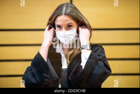 Viersen, Deutschland. Dezember 2020. Stephanie Jakobs, Richterin, zieht am Amtsgericht ihre Maske aus. Blume steht vor Gericht wegen illegalem Besitz von Schusswaffen. Quelle: Jonas Güttler/dpa/Alamy Live News Stockfoto