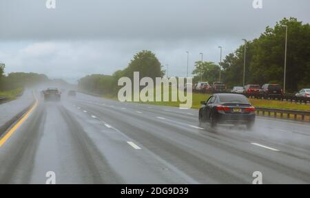 14 AUGUST 2018 SAYREVILLE NJ Fahren Sie Auto regen auf Asphalt nasse Straße. Autos der Ampel Stockfoto