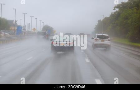 14 AUGUST 2018 SAYREVILLE NJ Regenwetter im Straßenverkehr. Unfallgefahr bei starken Regenfällen Stockfoto