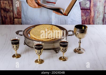 Kommunion noch Leben Wein, Brot und Bibel. Lesen der Bibel zu Beginn der Kommunion Stockfoto