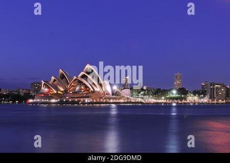 Skyline von Sydney mit Harbour Bridge, Oper und Finanzzentrum bei Sonnenaufgang, Stockfoto