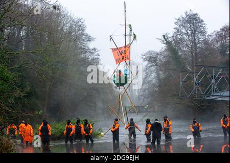 Denham, Buckinghamshire, Großbritannien. Dezember 2020. Eine riesige Polizei- und HS2-Operation ist im Gange, um den Veteran-Öko-Aktivisten Dan Hooper, bekannt als Swampy, zu entfernen, der derzeit an einer 30 Meter hohen Bambusstruktur im River Colne im Denham Country Park eingesperrt ist. HS2 baut eine temporäre Brücke über den Fluss und Anti-HS2-Rebellion-Aktivisten versuchen zu verhindern, dass die Brücke gebaut wird und weitere Bäume von HS2 für die umstrittene Hochgeschwindigkeitsstrecke zerstört werden. Quelle: Maureen McLean/Alamy Live News Stockfoto