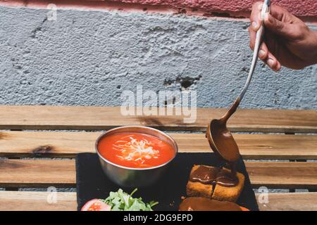 Klassische, italienische arancini. Frittierte Reisbällchen mit Hackfleisch und etwas Gemüse im Inneren. Leckere knusprige Speisen mit Erdnusssauce und Tomatensuppe Stockfoto