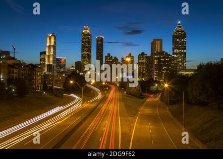 Atlanta Georgia Skyline Bei Nacht Mit Light Trails Stockfoto