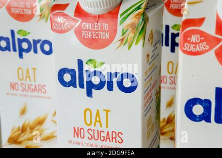 Kartons alpro Milch Alternative Hafergetränk Stockfoto