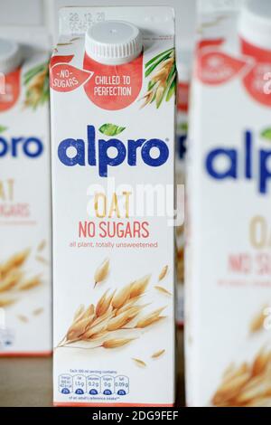 Kartons alpro Milch Alternative Hafergetränk Stockfoto