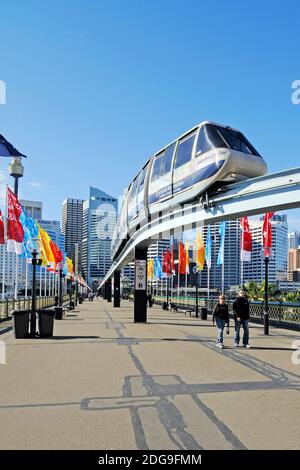 Monorail Bahn auf der Pyrmont Brücke im Darling Hafen, Sydney Stockfoto