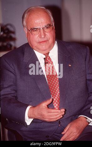 Helmut Kohl, deutscher CDU-Politiker und Bundeskanzler von 1982-1998, Portrait, um 1990. Helmut Kohl, deutscher Politiker und Kanzler von 1982-1998, Portrait, 1990. Stockfoto