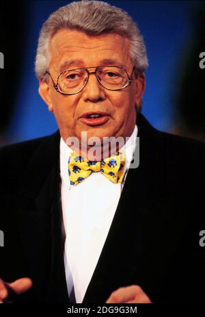 Porträt vom Moderator DIETER THOMAS HECK iin seiner Fernsehsendung Musik liegt in der Luft, 1998. Porträt des Moderators DIETER THOMAS HECK in seiner Fernsehsendung Musik liegt in der Luft, 1998. Stockfoto