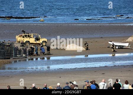 Scottish International Airshow Samstag, 5. September, Ayr, Ayrshire, Schottland, Großbritannien. Royal Marines mit Hubschrauber und Minenräumer bieten eine Übung, um Geiseln am Strand zu befreien, mit Schusswaffen und Militärpersonal.Scottish Air Show Probe des Royal Marine Assault am Ayr Strand mit 43 Commando Fleet Protection ein Merlin Hubschrauber und Scottish & North Ireland Yeomanry Stockfoto