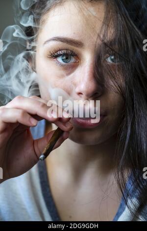 Junge Brünette Modell Rauchen Marihuana Stockfoto