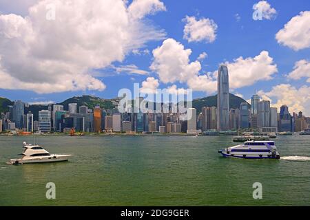 Blick am Morgen von Kowloon auf die Skyline von Hongkong Island und den Hongkong Fluss, mit Bank of China links und dem IFC2 Tower rechts, Hongkong, Stockfoto