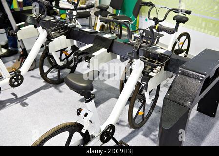 Elektrische Fahrrad-Verleih Ausrüstung auf Ausstellung Stockfoto