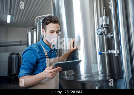 Neue normale und soziale Distanzierung in der Brauerei in covid-19 Stockfoto