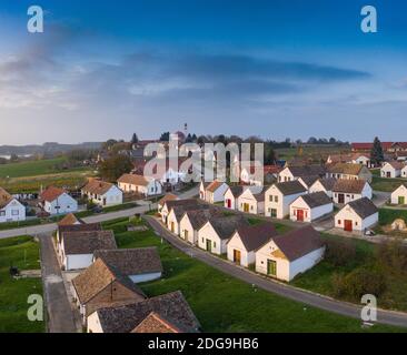 Weinkeller in einer Reihe in Südungarn in Palkonya Dorf Stockfoto