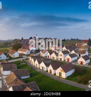 Weinkeller in einer Reihe in Südungarn in Palkonya Dorf Stockfoto