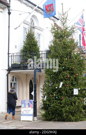 Tenterden, Kent, Großbritannien. 08 Dez 2020. Coronavirus-Update: Die Bewohner der Stadt Tenterden in Kent gehen über ihr tägliches Leben in Tier 3, die Geschäfte für die Öffentlichkeit zugänglich zu bleiben ermöglicht. Großer Weihnachtsbaum im Rathaus. Foto: PAL Media/Alamy Live News Stockfoto