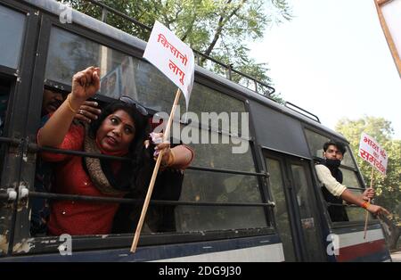 Neu Delhi, Indien. Dezember 2020. Verhaftete Anhänger der politischen Partei AAP (Aam Admi Party) während einer Demonstration in Neu Delhi zur Unterstützung des "Bharat Bandh"-Aufrufs, der von den Bauern gegen das Farm Bill (neues Gesetz), das von der Regierung von Indien verabschiedet wurde, gegeben wurde. (Foto: Ranjan Basu/Pacific Press) Quelle: Pacific Press Media Production Corp./Alamy Live News Stockfoto