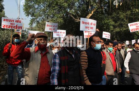 Neu Delhi, Indien. Dezember 2020. Unterstützer der politischen Partei AAP (Aam Admi Party), die an einer Demonstration in Neu Delhi teilnahm, um den Aufruf von Bharat Bandh zu unterstützen, der von den Bauern gegen das von der indischen Regierung verabschiedete Agrargesetz (neues Gesetz) gegeben wurde. (Foto: Ranjan Basu/Pacific Press) Quelle: Pacific Press Media Production Corp./Alamy Live News Stockfoto