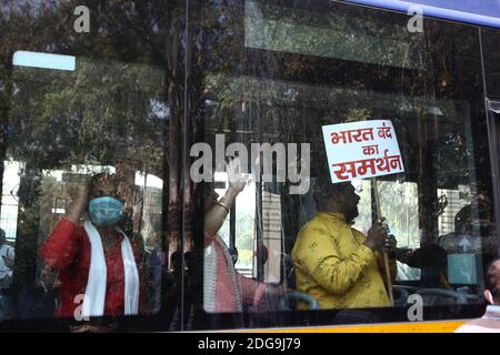 Neu Delhi, Indien. Dezember 2020. Anhänger der politischen Partei AAP (Aam Admi), die an einer Demonstration in Neu Delhi teilnahmen, um den Aufruf von Bharat Bandh zu unterstützen, der von den Bauern gegen das von der indischen Regierung verabschiedete Agrargesetz (neues Gesetz) gegeben wurde. (Foto: Ranjan Basu/Pacific Press) Quelle: Pacific Press Media Production Corp./Alamy Live News Stockfoto