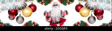 Weihnachtsmann arbeitet mit zwei Hanteln, Bizep Locken. Santa umgeben mit geschmückten Christbaumzweigen. Gesunde Winterferien concep Stockfoto