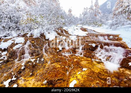 Blick auf gefrorene Wasserfälle in Huanglong Stockfoto