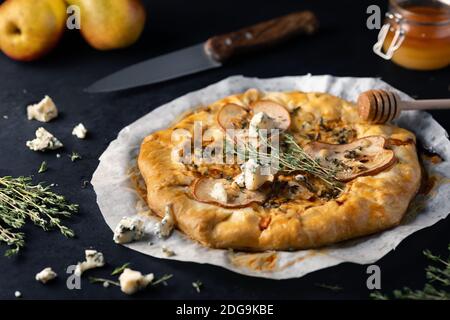 Hausgemachter Shortcake-Teig Galette mit Blauschimmelkäse, Birnen und Honig. Bereit zum Essen. Kochen zu Hause Stockfoto