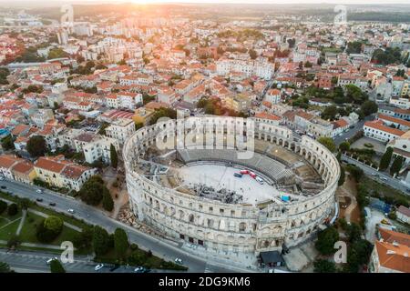Luftaufnahme des römischen Kolosseums in Pula, Kroatien bei Sonnenaufgang Stockfoto