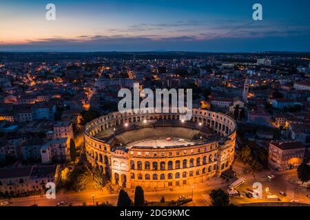 Luftaufnahme des römischen Kolosseums in Pula, Kroatien bei Nacht Stockfoto