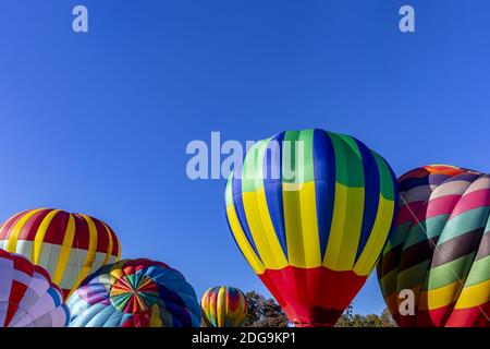 Ein Heißluftballonstart bei EINEM lokalen Festival Stockfoto