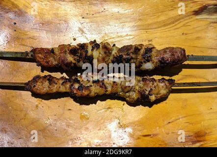 Zwei frische Döner auf dem gelben Holzteller bereit für Essen Stockfoto