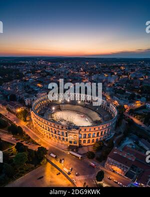 Luftbild der Arena in Pula, Kroatien bei Nacht Stockfoto
