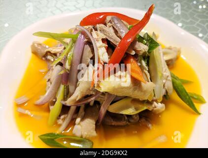 Gewürztes Huhn mit Chilisauce unter hellem Licht in der Teller zum Essen Stockfoto