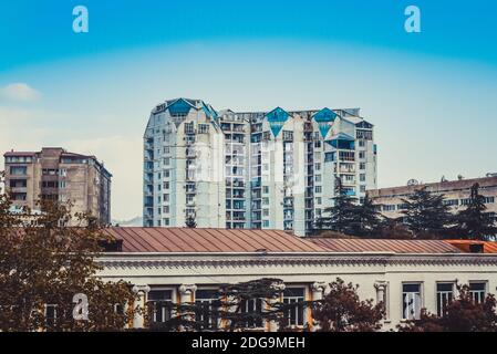 Ansicht der bewohnten, mehrstöckiges Gebäude mit Balkonen in Georgien, Tiflis Stockfoto