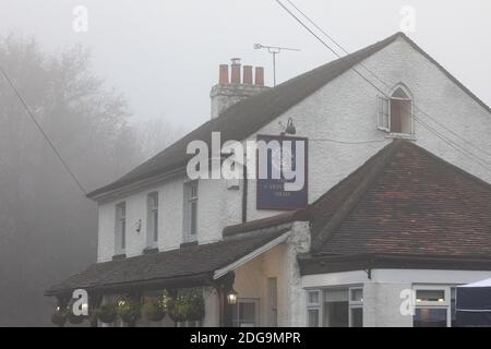 Limpsfield, Surrey,8. Dezember 2020,The Carpenters Arms an einem nebligen Morgen in Limpsfield, Surrey die Wettervorhersage ist für Nebel, 3C und leichte Winde.Quelle: Keith Larby/Alamy Live News Stockfoto