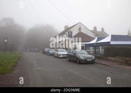 Limpsfield, Surrey,8. Dezember 2020,The Carpenters Arms an einem nebligen Morgen in Limpsfield, Surrey die Wettervorhersage ist für Nebel, 3C und leichte Winde.Quelle: Keith Larby/Alamy Live News Stockfoto