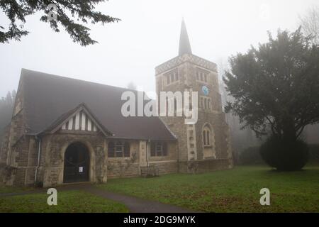 Limpsfield, Surrey,8. Dezember 2020,St Andrew's Church kann nur an einem Foggy Morning in Limpsfield Chart, Surrey gesehen werden die Wettervorhersage ist für Nebel, 3C und leichte Winde.Quelle: Keith Larby/Alamy Live News Stockfoto